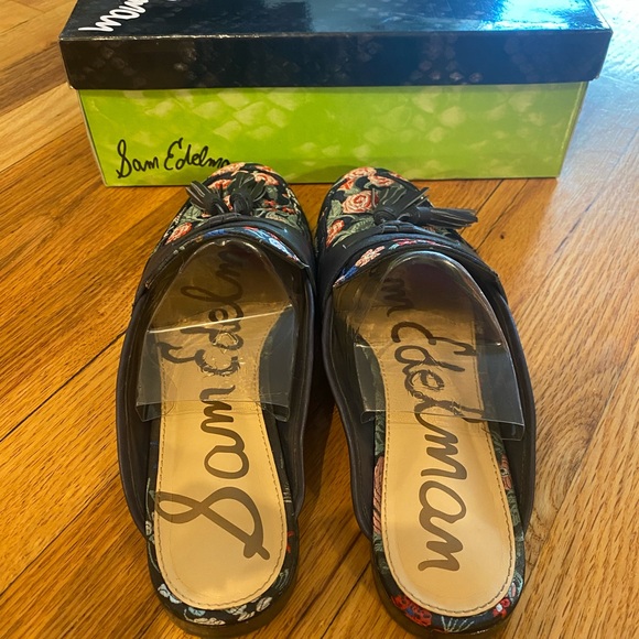 Like new, worn 4 times. Sam Edelman slides - Picture 3 of 4